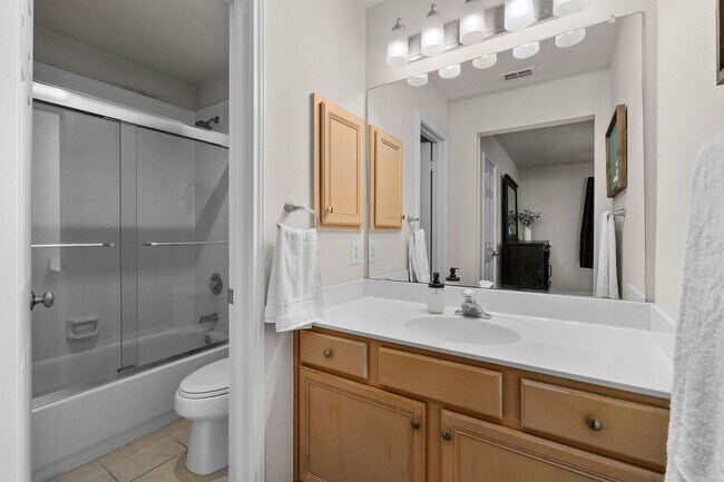 Building Photo - Stylish Townhome Living in Oak Creek