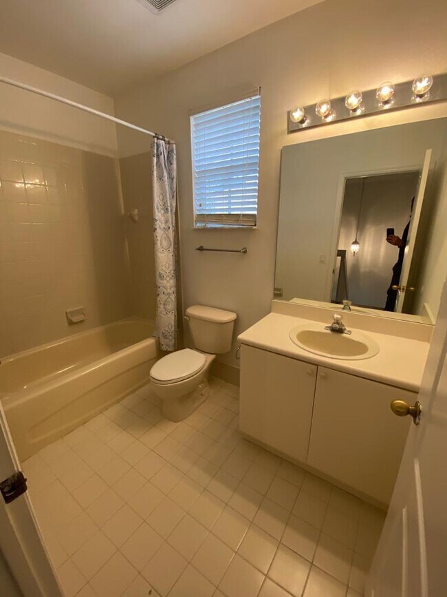 Building Photo - 2208 Shoma Dr