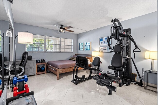 Building Photo - 3151 S Palm Aire Dr