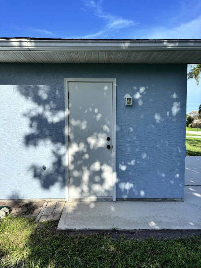 Building Photo - 337 NW Tyler Ave