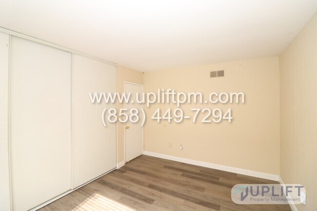 Building Photo - 3 Bed, 2 Bath House w/ 2-Car Garage, Priva...