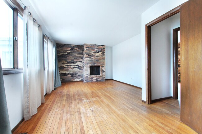 Building Photo - 1255 W Belden Ave