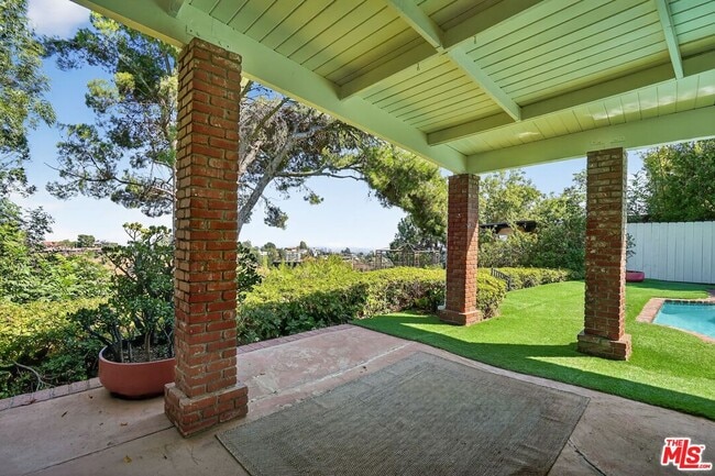 Building Photo - 2042 Linda Flora Dr