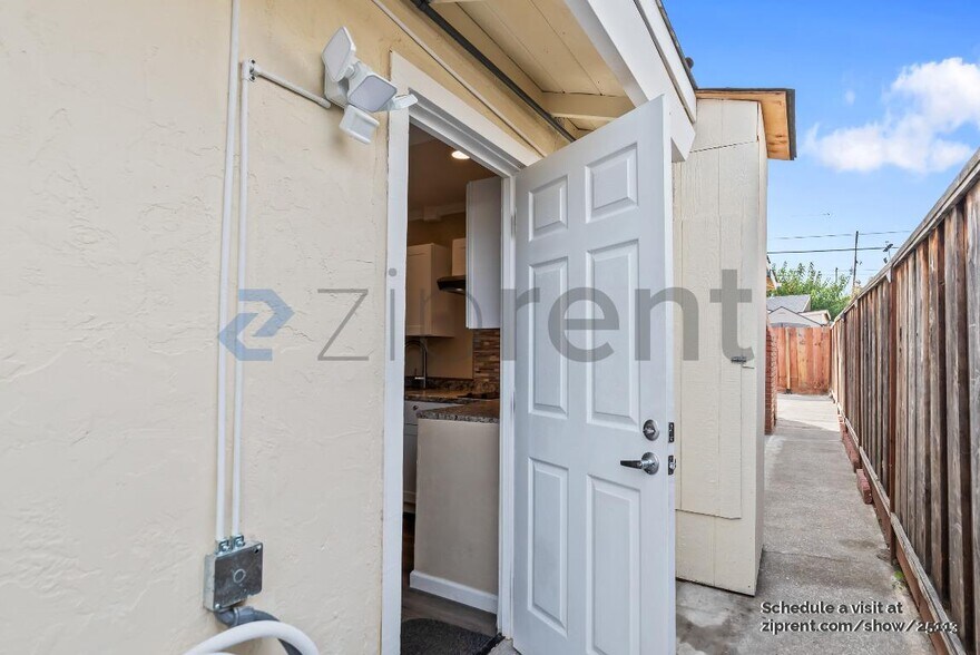 Building Photo - Unit C