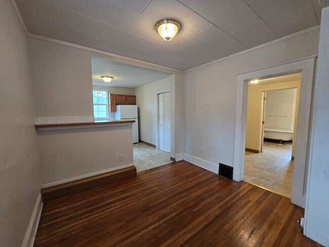 Building Photo - South Hill Home!! Available Now!