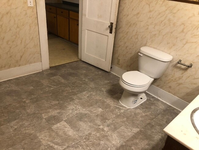 Building Photo - 702 N 2nd St