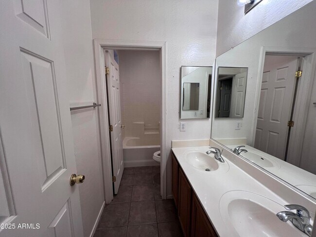 Building Photo - 1961 E Shannon St