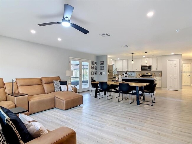 Building Photo - 8676 Hillside Dr