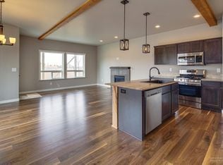 Building Photo - NW Townhome with Beautiful Finishes!