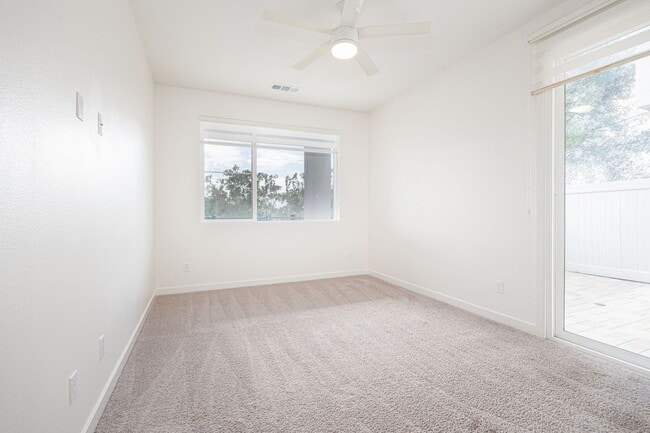 Building Photo - Beautifully Updated 3-Bedroom Detached hom...