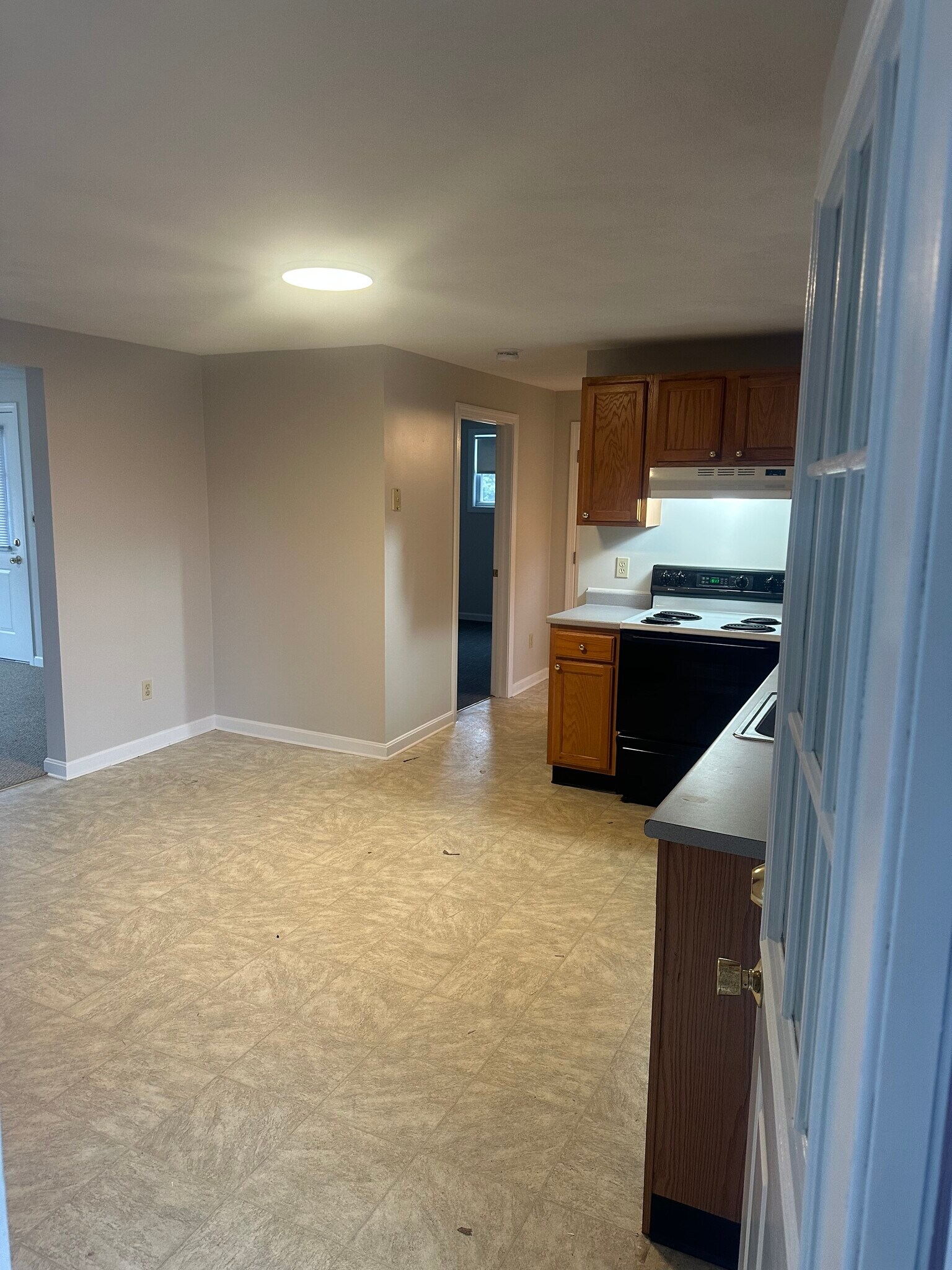 Building Photo - 846 Main St