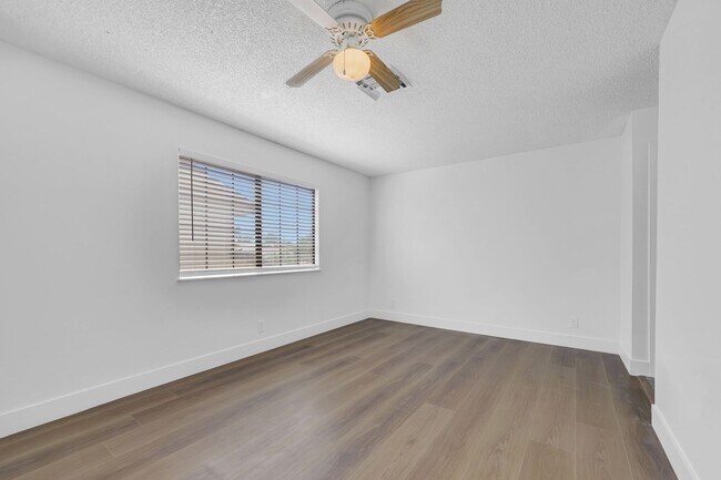 Building Photo - Beautiful home in central location