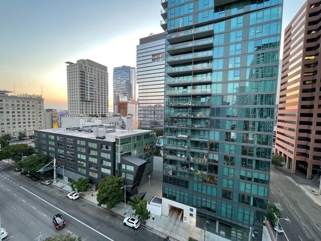 Building Photo - 600 W 9th St