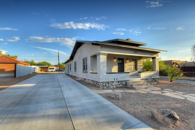 Building Photo - PRE-LEASE AUGUST 2026 - 4/4 HOUSE 3 BLOCKS FROM UA