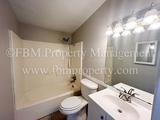 Building Photo - 105 E Margurite Ln