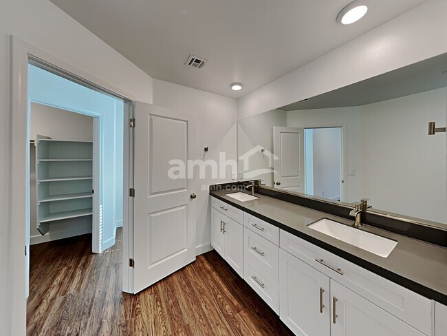 Building Photo - 3376 Blodwen St