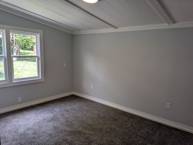 Building Photo - Move in Ready 4 Bed 2 Bath House