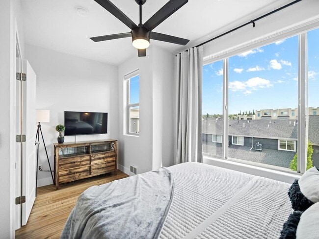 Building Photo - Beautiful Townhouse In Spokanes Kendall ya...