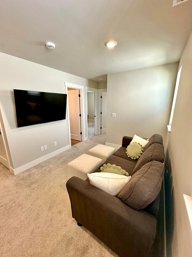 Building Photo - Beautiful 3 bdrm end unit townhome with side yard available in Petrosa.