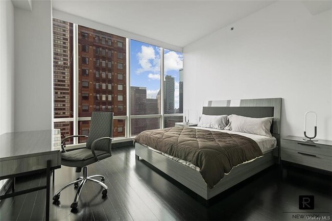 Building Photo - 139 E 57th St