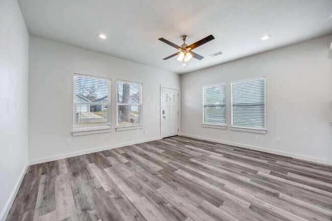 Building Photo - 3-Bed Home with Fenced Yard & Attached Garage in Sunny Side – Denison