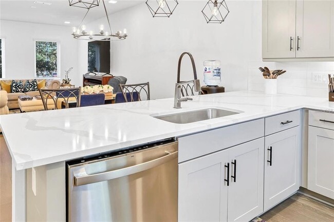 Building Photo - 212 E Pineloch Ave