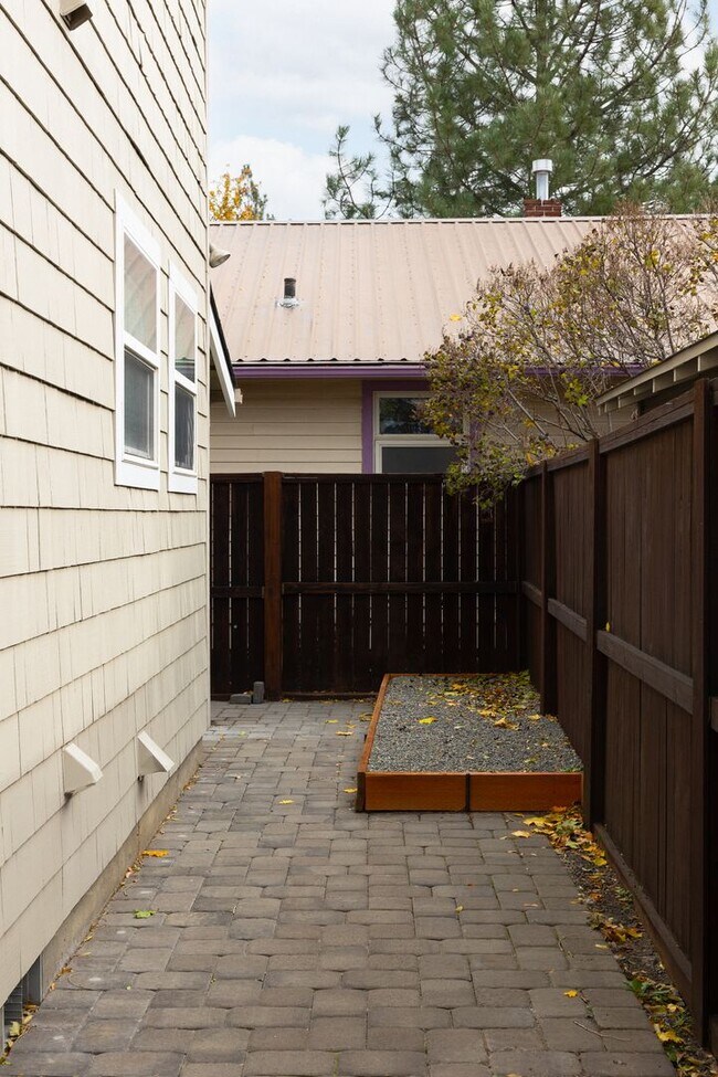 Building Photo - Remodeled & Charming 4 bed/3 bath w/ Yard ...