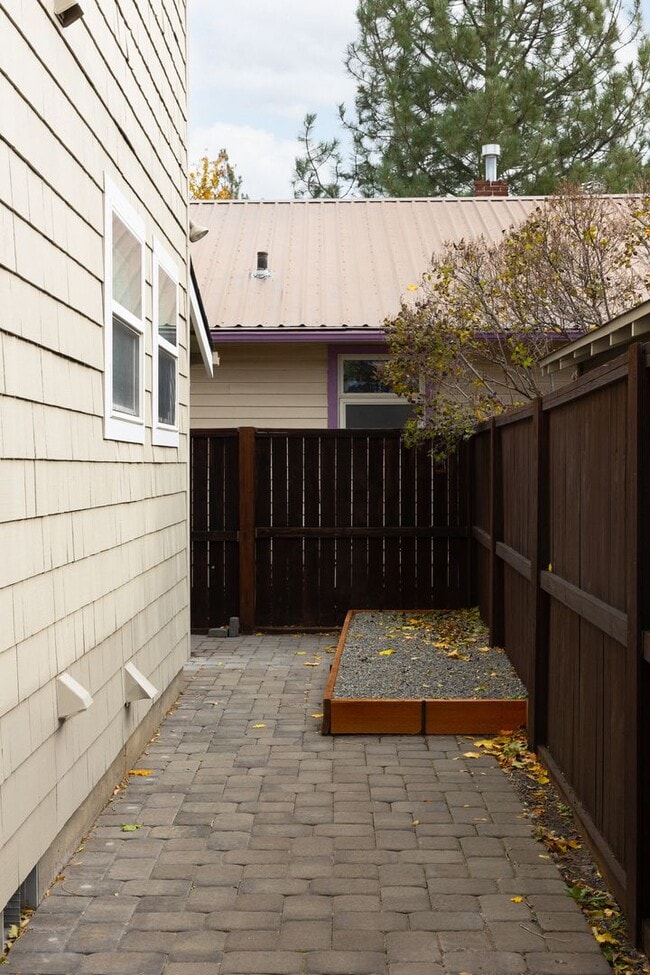 Building Photo - Remodeled & Charming 4 bed/3 bath w/ Yard and Hot Tub