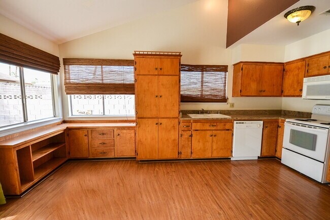 Building Photo - "Charming 3-Bed, 2-Bath Gem in the Heart of Las Vegas - 1311 Sq Ft of Comfort!"