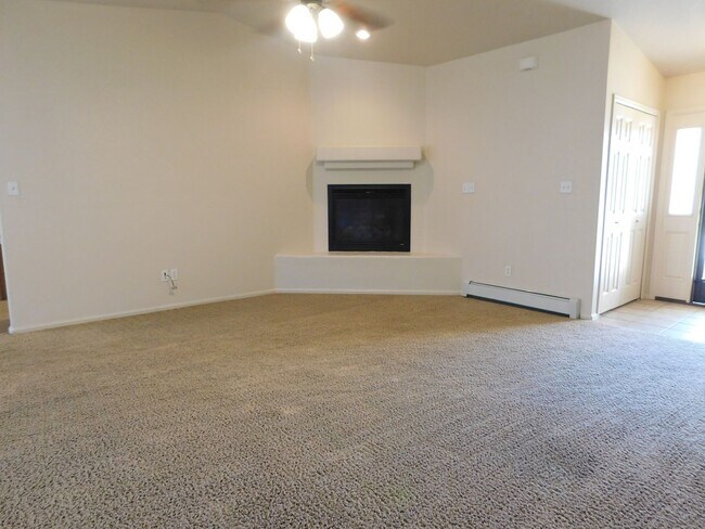 Building Photo - Spacious Home in Dove Creek Sub-Division