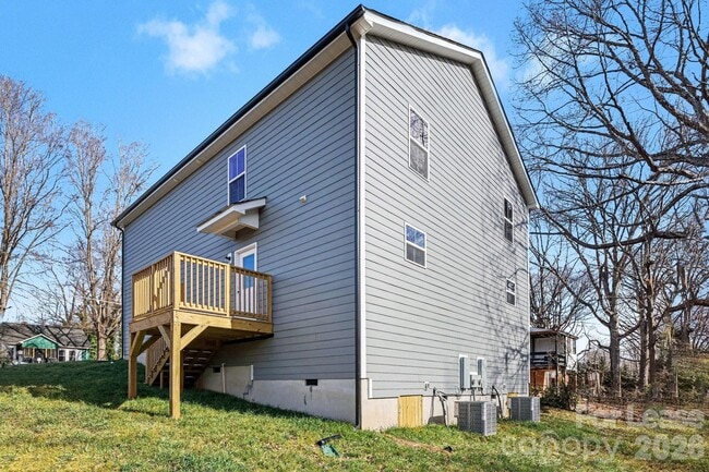 Building Photo - 104 10th Ave SE