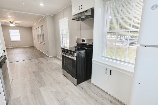 Building Photo - 1106-12th 1/2 12th 1/2 St N