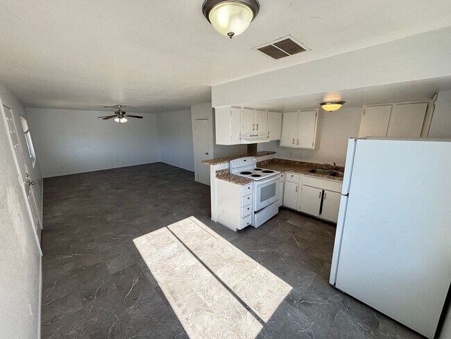 Building Photo - Charming 3Bed/1Bath apartment located in North Las Vegas— Enjoy Rent-Free Holidays!