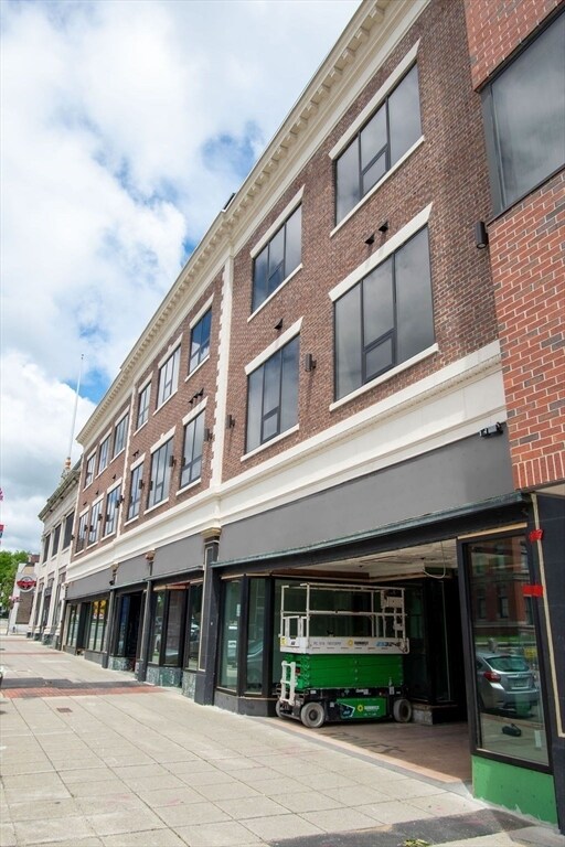Building Photo - 639 Main St