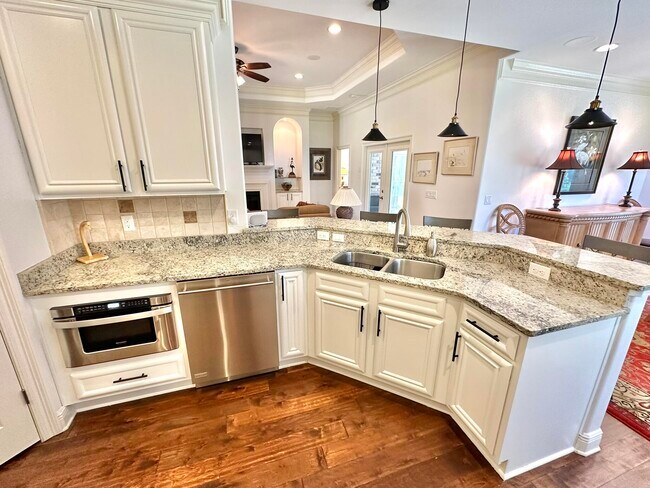 Building Photo - 206 E Pinehurst Dr
