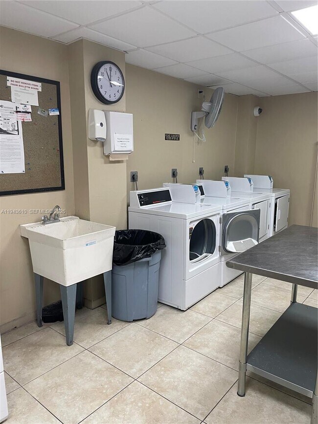 Building Photo - 900 NE 18th Ave