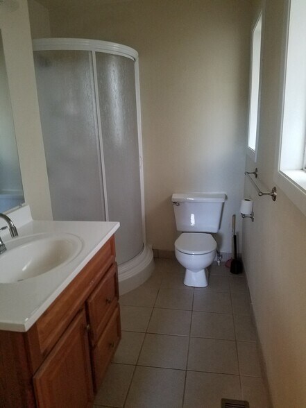 Second bath shower - 1897 NW Dogwood St