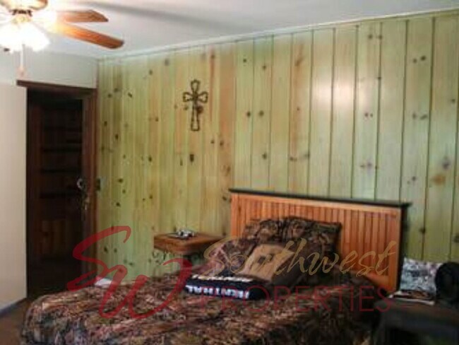 Building Photo - Large 3 bedroom close to campus