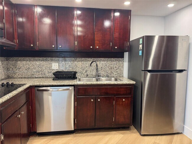 Building Photo - 999 Brickell Bay Dr