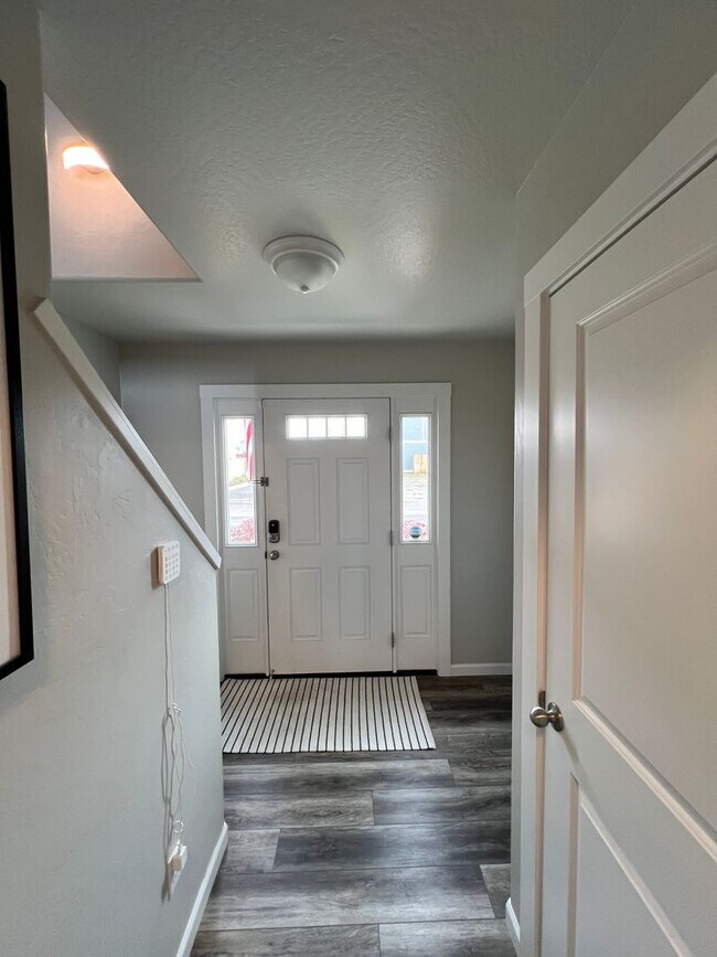 Building Photo - Cozy & Spacious Townhome for Rent