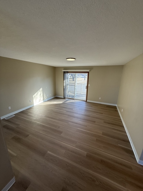 Building Photo - 215 Jewel Dr