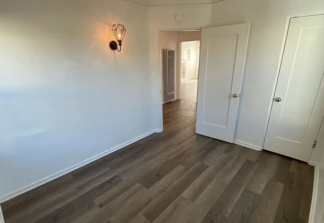 Building Photo - Charming 2 Bed, 1 Bath Home with Modern Up...