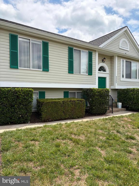 Building Photo - 45530 Stablemates Ct