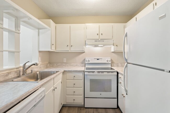 Building Photo - Available early May in Bolinwood!