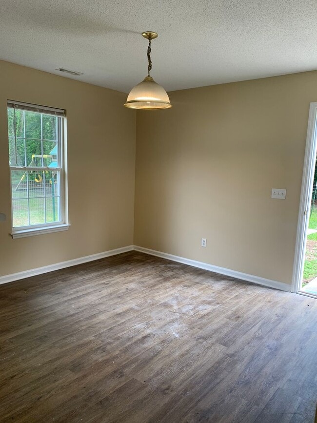 Building Photo - 3 Bedroom 2 Bath on Park Ave. Available