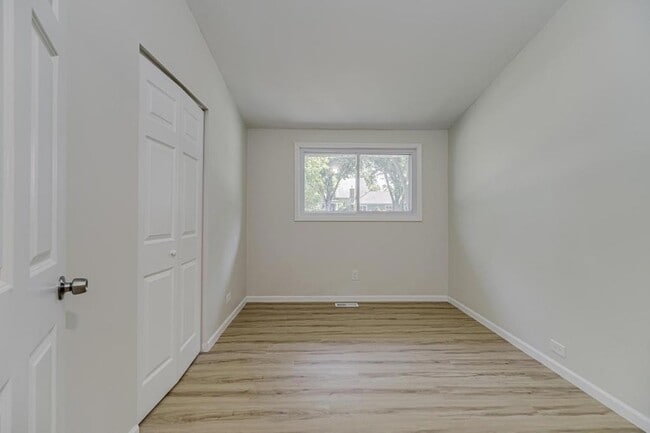 Building Photo - 835 Niagara Ln N