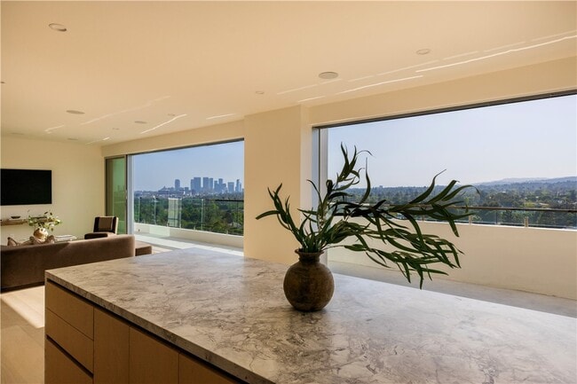 Building Photo - 838 N Doheny Dr
