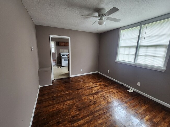 Building Photo - Stunning 3-Bedroom Home with Fresh Modern ...