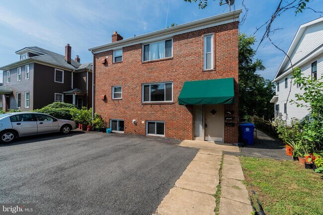 Building Photo - 728 N Wakefield St