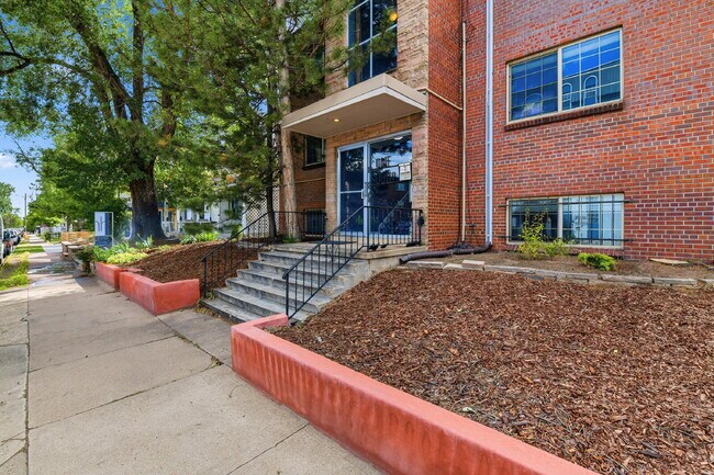 Building Photo - $1,220.95 with $300 off the first month's rent, 1 Bed - 1 Bath, Condo in Denver with Onsite Laundry!